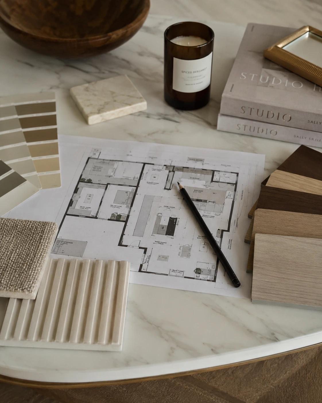 Reforma brief and presupuesto materiales with stone, brass, fabric, and notes