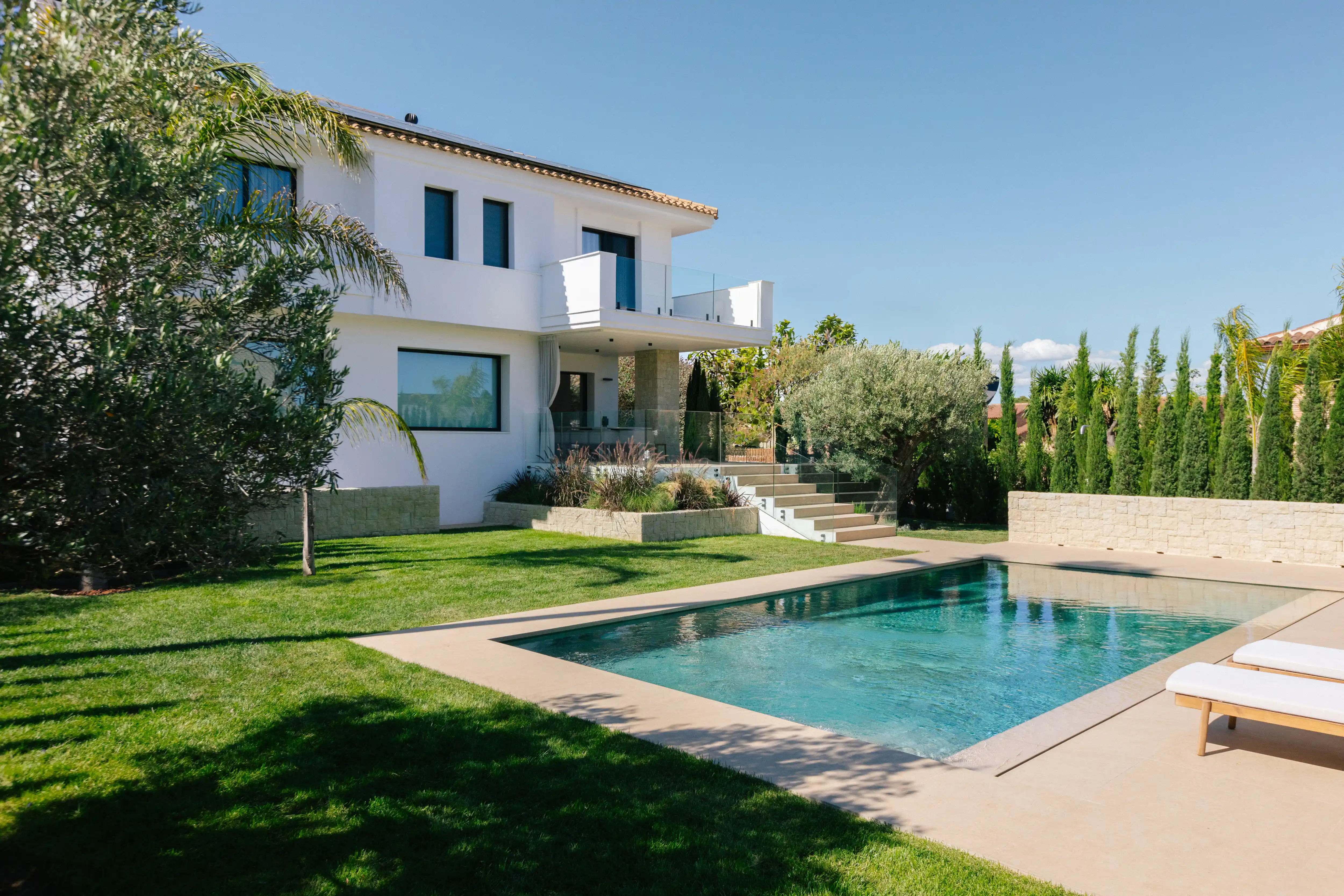 Reforma de villa en Valencia with renovated exterior, pool, terrace, and indoor outdoor living