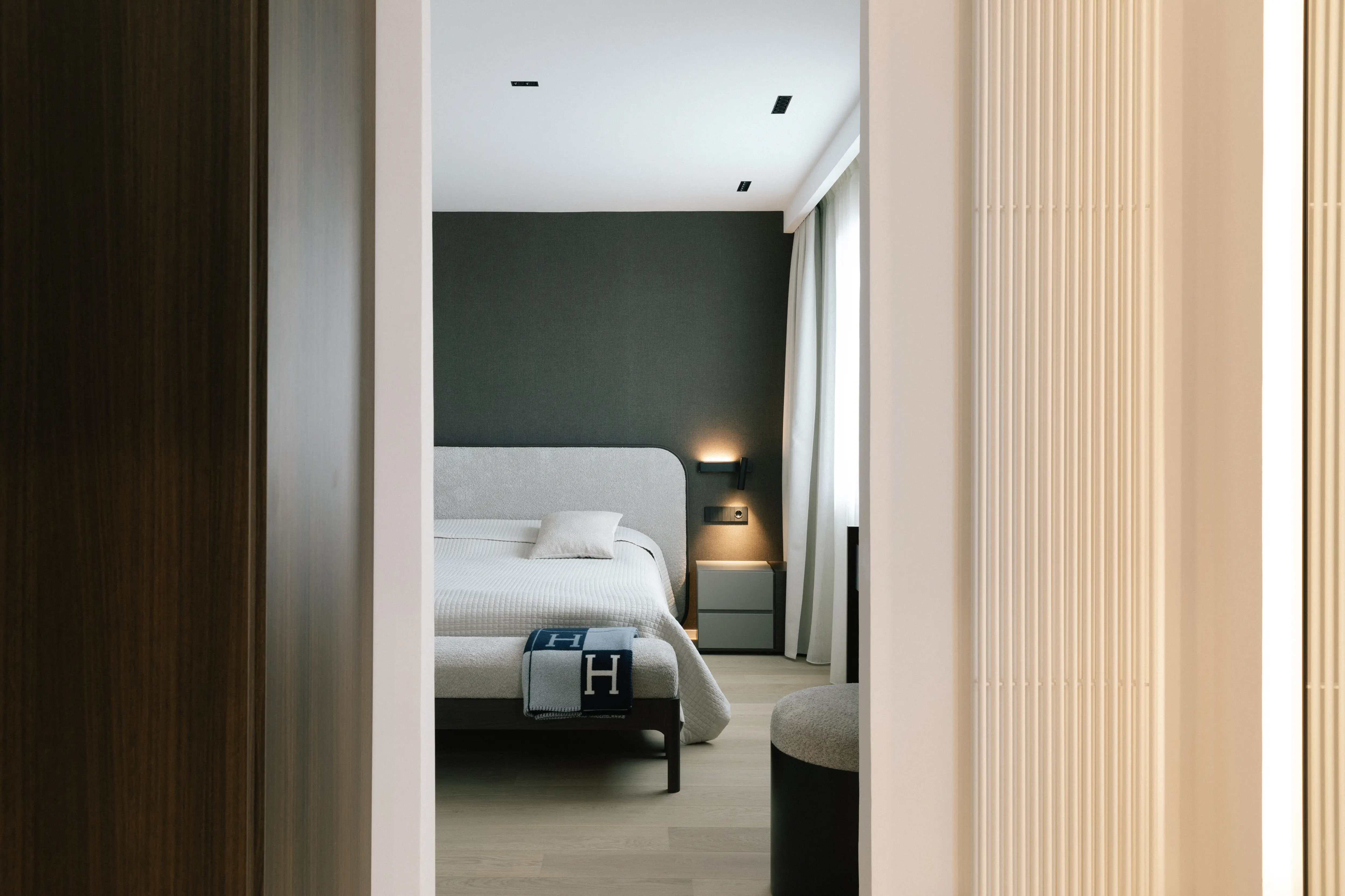 Finished bedroom diseño de interiores in renovated Campolivar Valencia home image 35