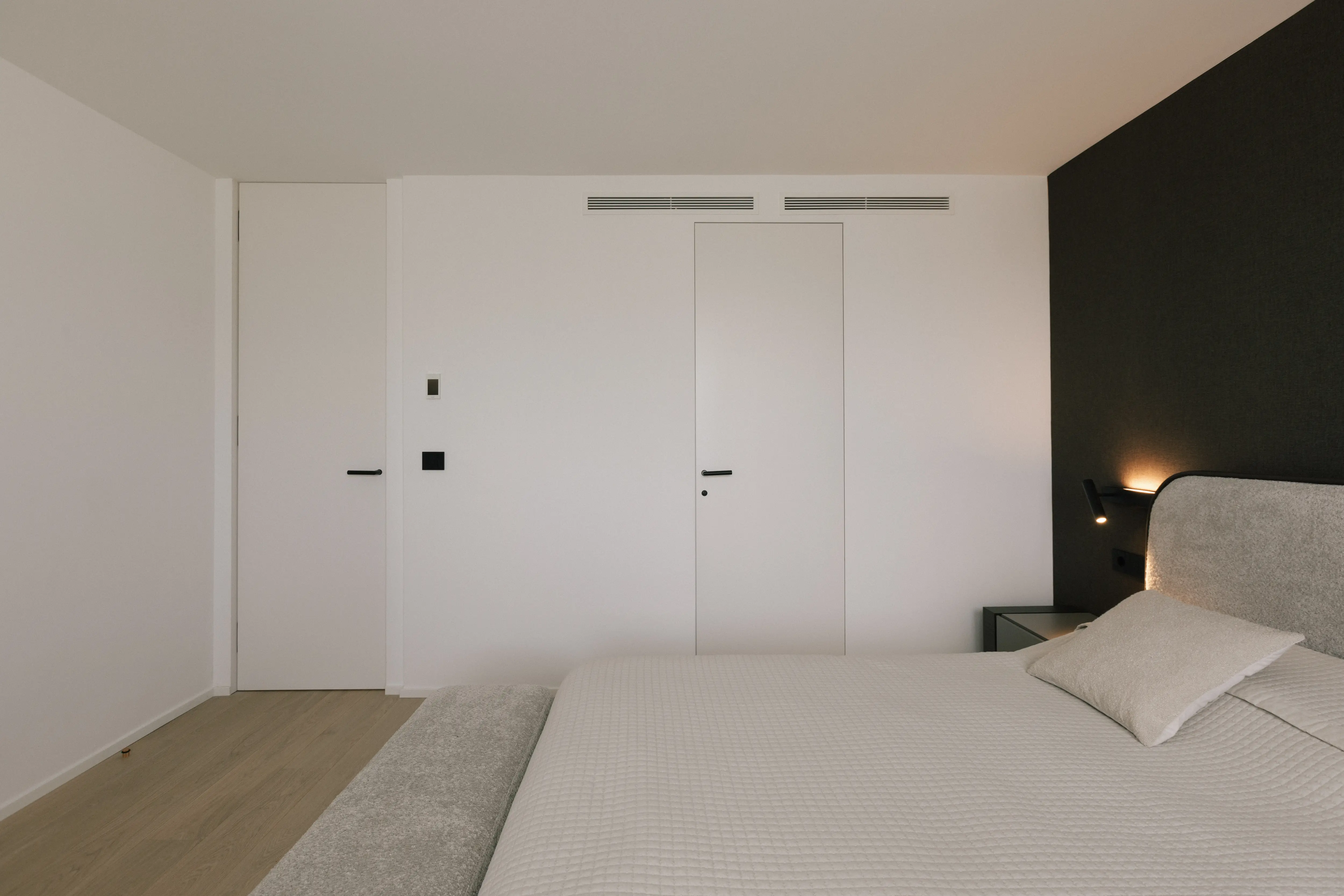 Finished bedroom diseño de interiores in renovated Campolivar Valencia home image 36
