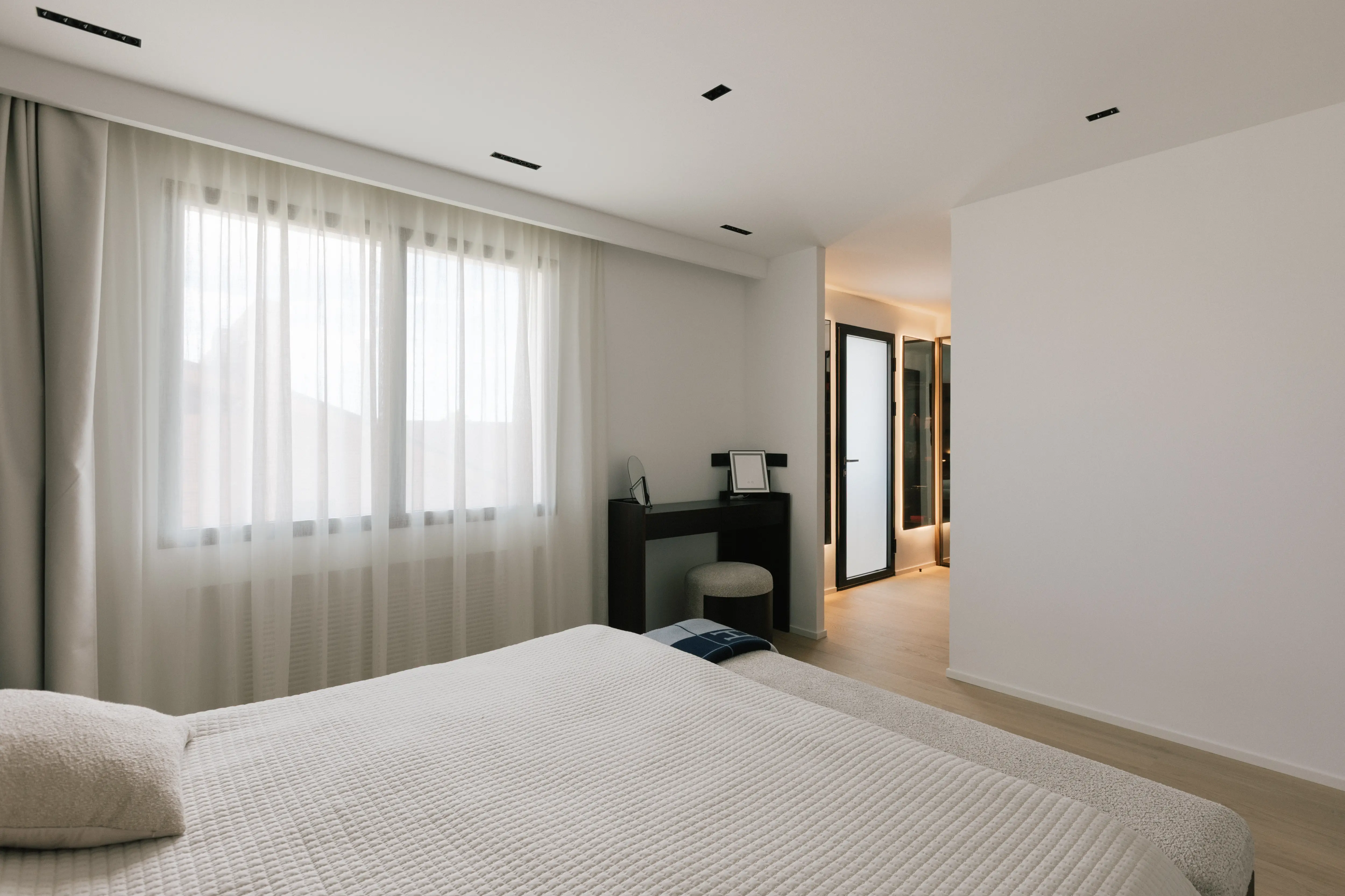 Finished bedroom diseño de interiores in renovated Campolivar Valencia home image 37