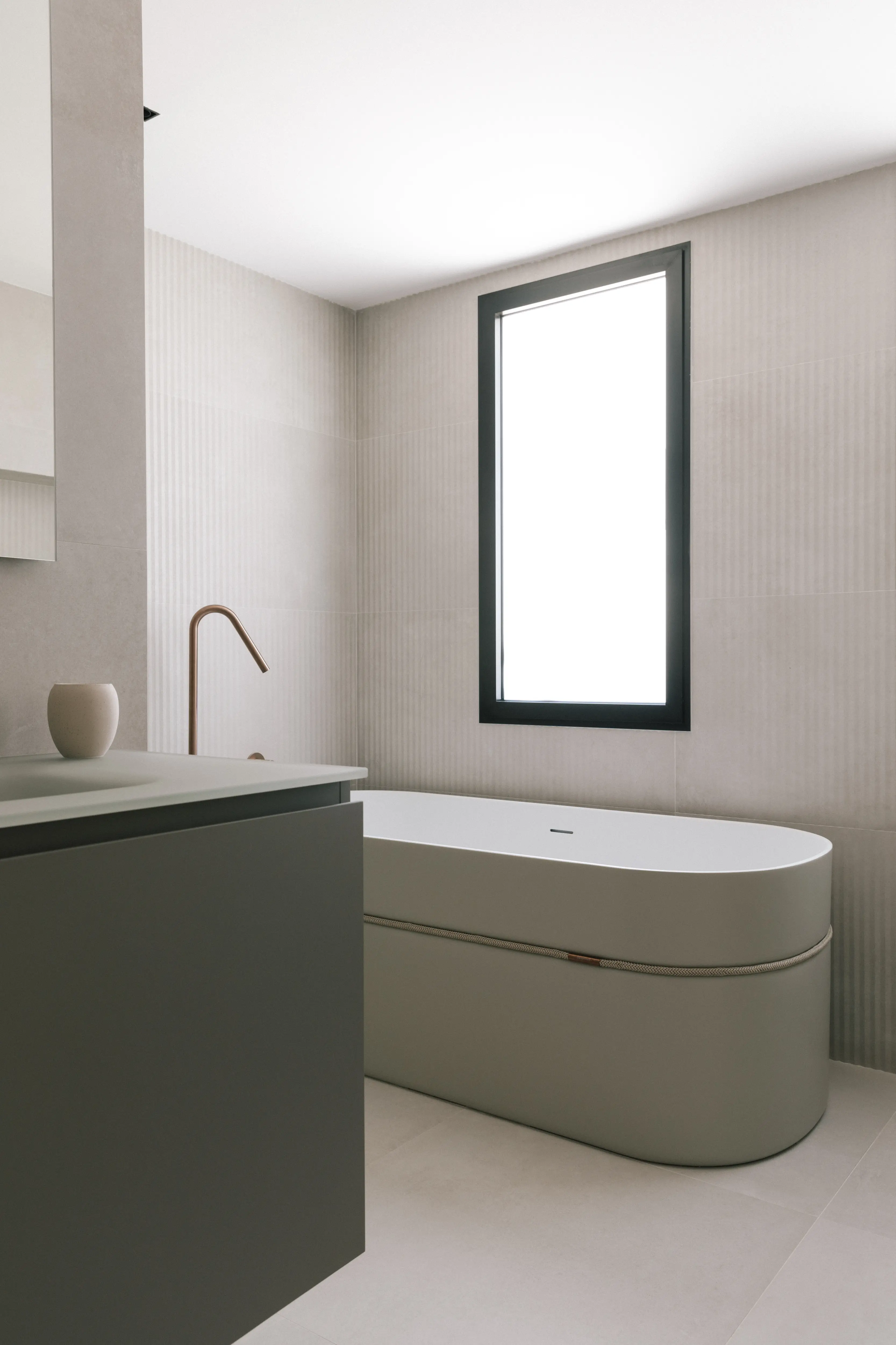 Reforma de baño en Valencia with modern finishes, stone, storage, and iluminación