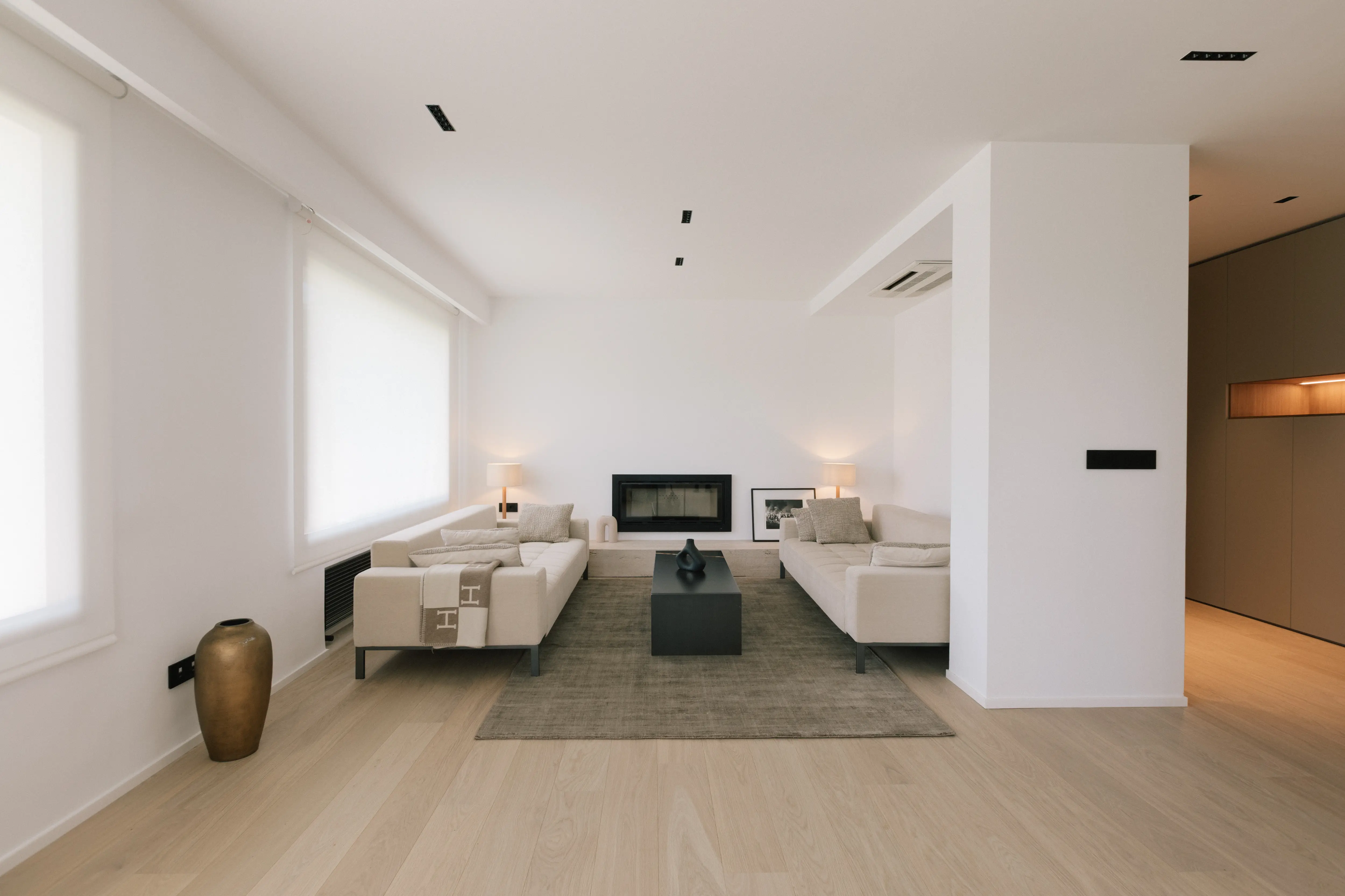 Open-plan living area after reforma de villa in Campolivar Valencia image 7