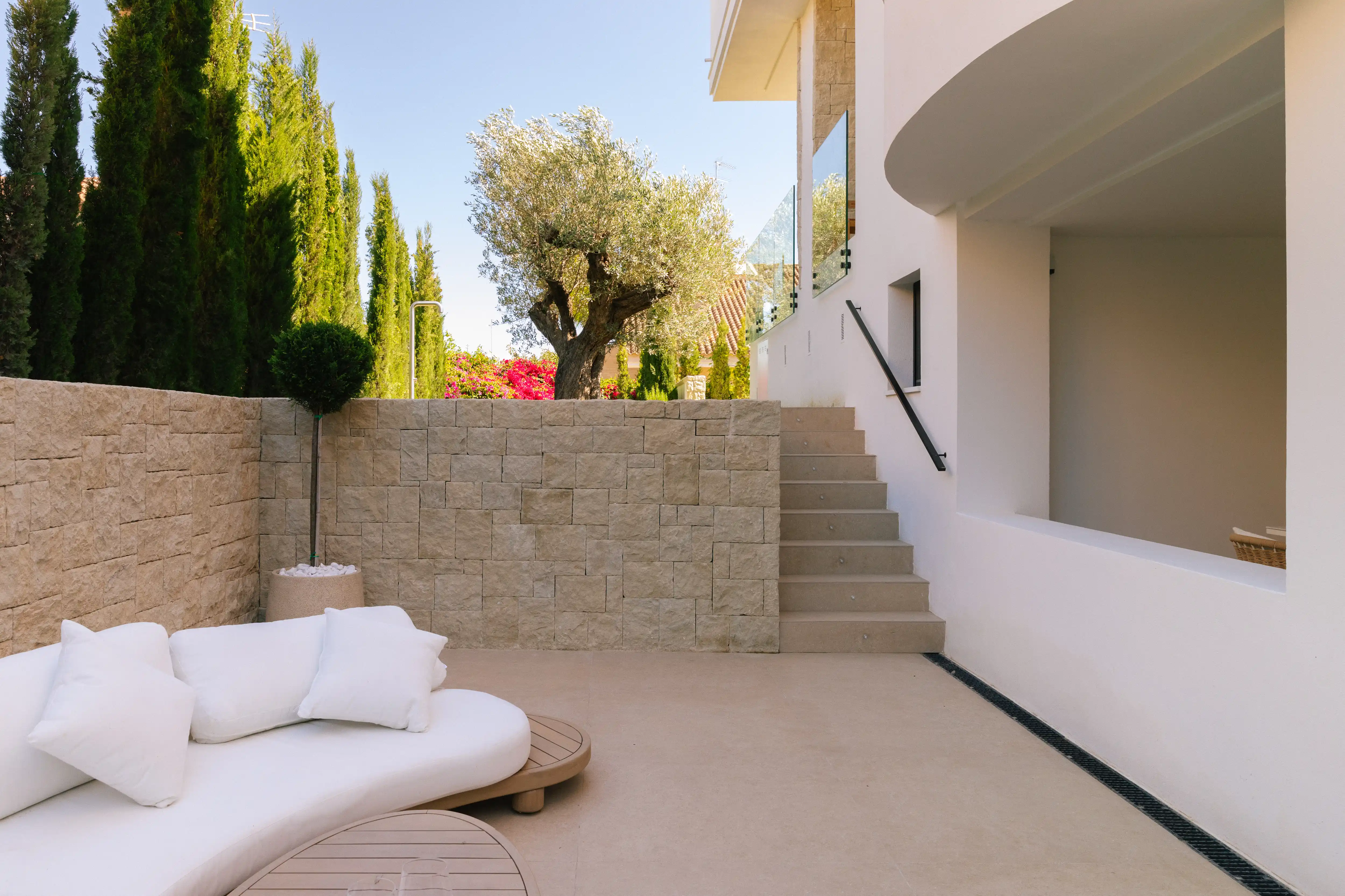 Outdoor terrace and pool area after reforma de villa in Campolivar Valencia image 75