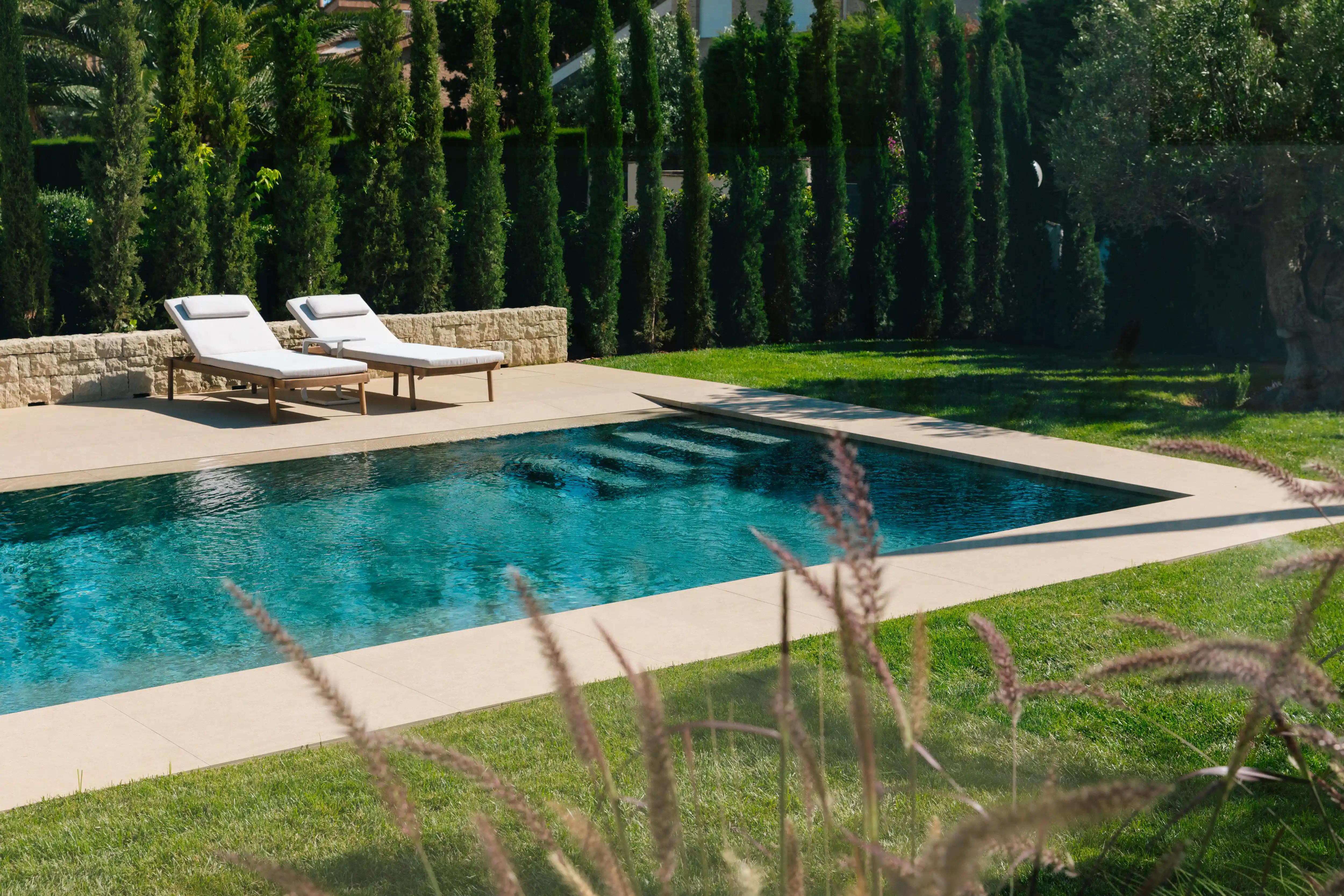 Outdoor terrace and pool area after reforma de villa in Campolivar Valencia image 76