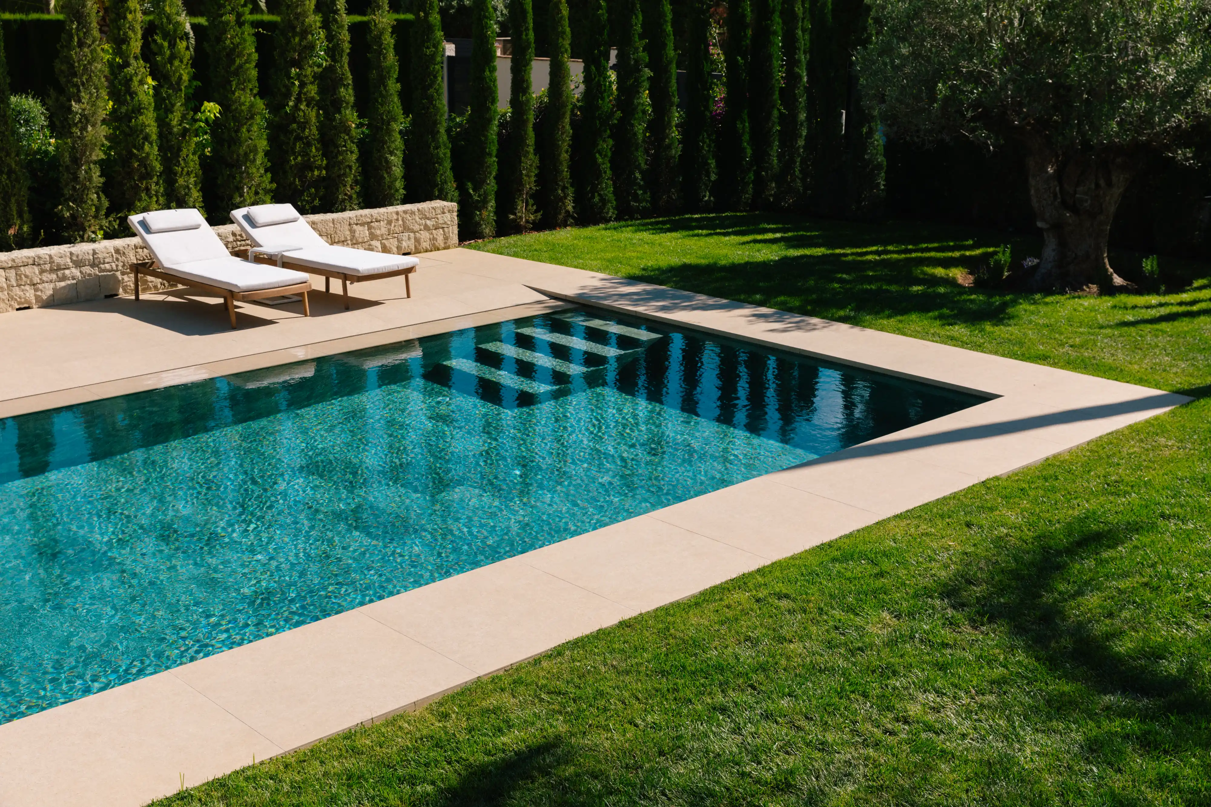 Outdoor terrace and pool area after reforma de villa in Campolivar Valencia image 77