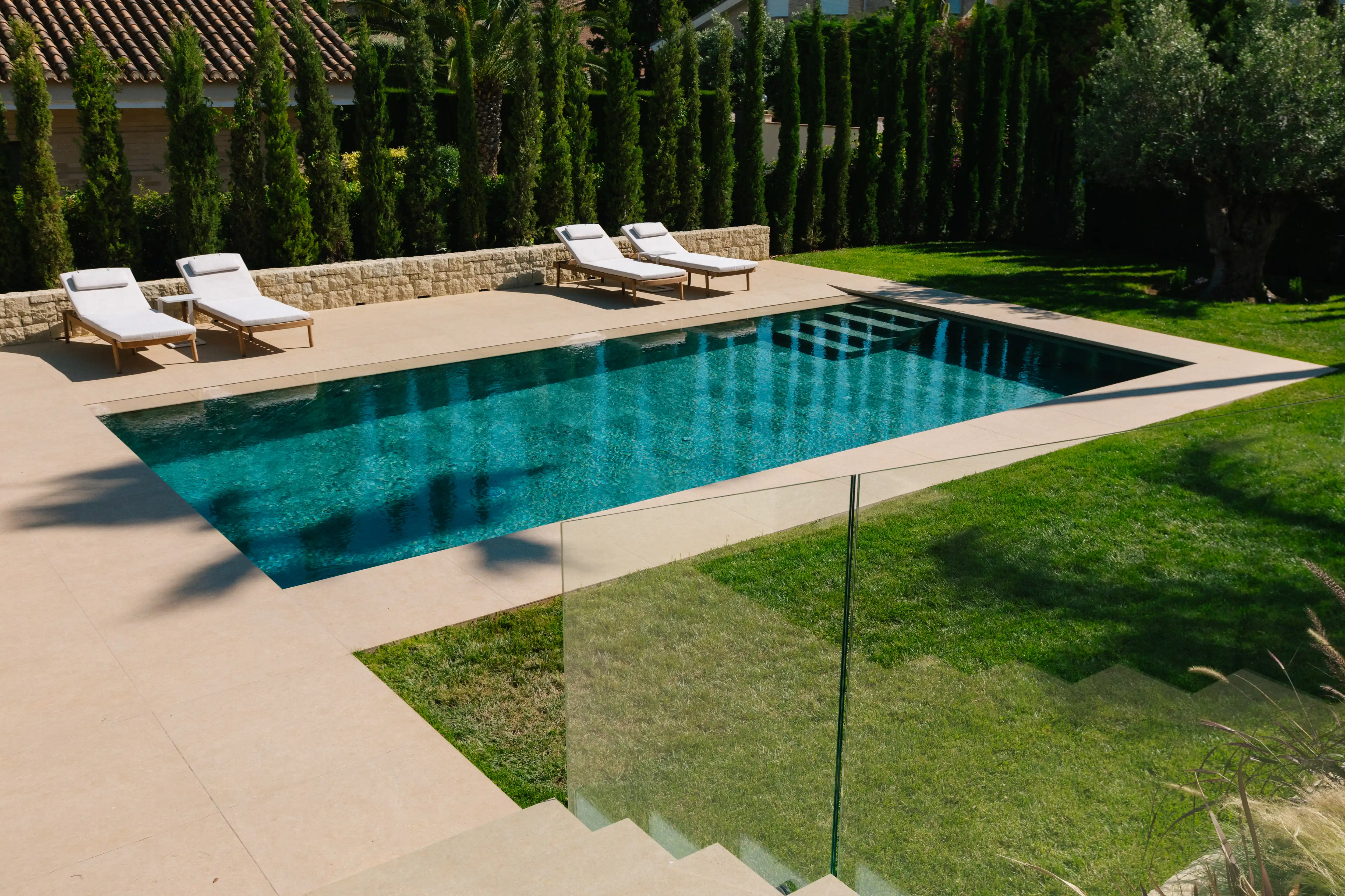 Outdoor terrace and pool area after reforma de villa in Campolivar Valencia image 78